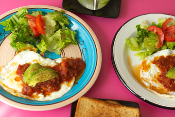 Huevos keto, con jitomate y lechuga mas un poco de aguacate.