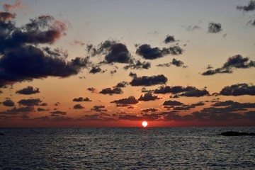 日本海に沈むダルマ夕日の情景（つながる瞬間）＠山口