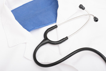 traje de medico para coronavirus con tapabocas y fonendoscopio