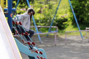 綱渡りで遊ぶ幼児(5歳児)