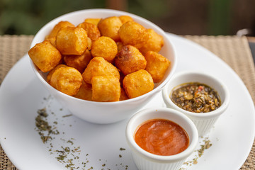 fried manioc and dressings