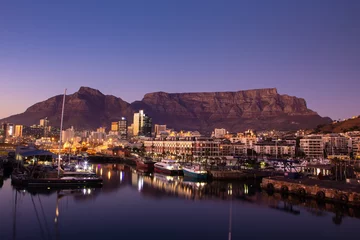 Foto auf Acrylglas Tafelberg View of Table Mountain at dawn from waterfront of Cape Town