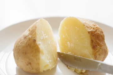 じゃがいもを半分に切る