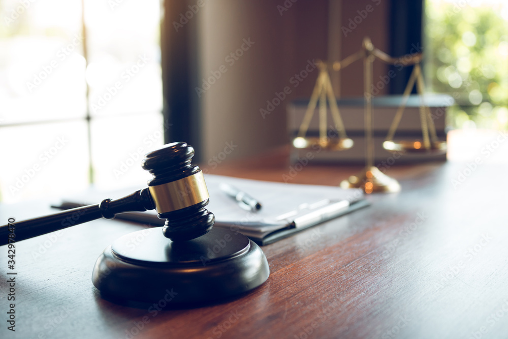Marteau de juge posé sur un bureau