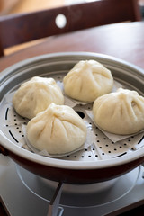 自宅で手作りした肉まん　蒸したての湯気があがる肉まん