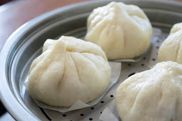 自宅で手作りした肉まん　蒸したての湯気があがる肉まん