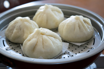 自宅で手作りした肉まん　蒸したての湯気があがる肉まん