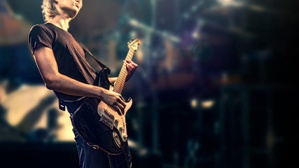 ステージ上のロックギタリストのイメージ素材 - obrazy, fototapety, plakaty
