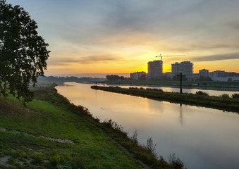Fototapeta na wymiar wschód słońca we Wrocławiu