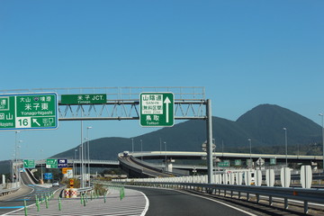 地方の高速道路のインターチェンジ