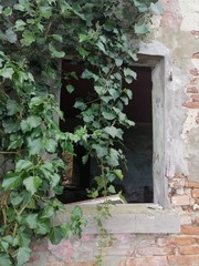 Fototapeta na wymiar finestra casa abbandonata