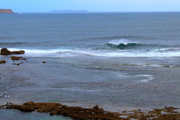 Fototapeta na wymiar waves and rocks in port lincoln, south australia