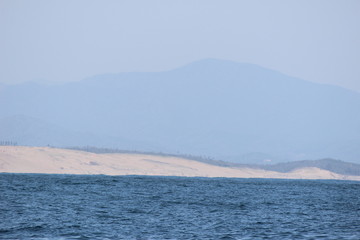鳥取砂丘を船に乗って海から眺める