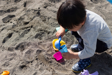 子供　砂場　遊ぶ
