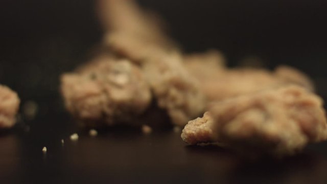 Crujientes alitas de pollo fritas y pollo empanado sabrosa cena. c&aacute;mara lenta. primer plano HD