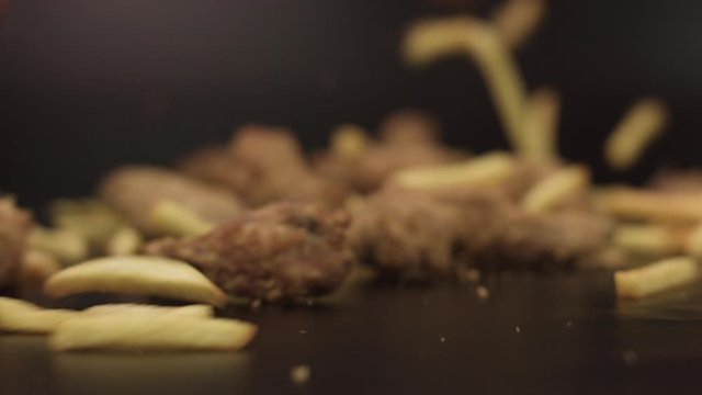Crujientes alitas de pollo con papas fritas. pollo empanado sabrosa cena. c&aacute;mara lenta. primer plano HD.