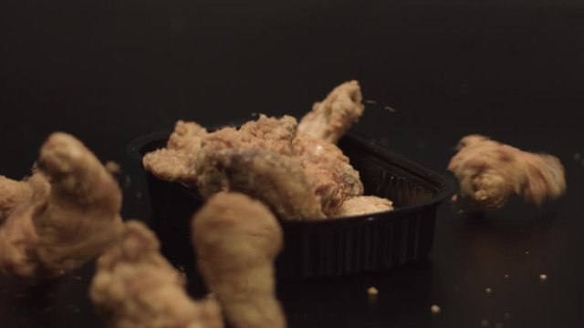 Crujientes alitas de pollo fritas y pollo empanado sabrosa cena. c&aacute;mara lenta. primer plano HD