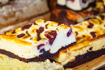 Basked cheesecake with fruit and chocolate