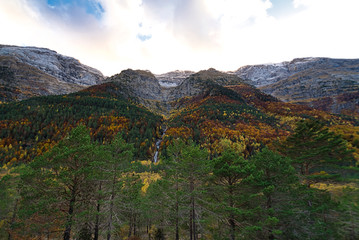 Cascada del valle de la Pineta, pirineo aragonés. Huesca.