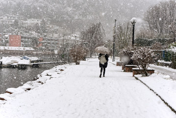 Spaziergänger in Lavena Ponte Tresa, Italien, Lombardei im Winter