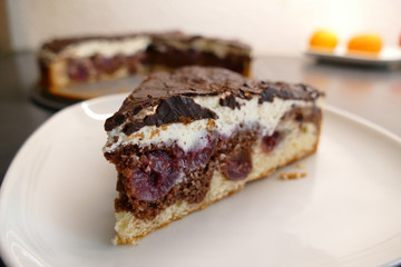 Donau-Kuchen mit Buttercreme, Kirschen und Schokolade