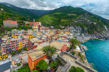 Fototapeta na wymiar Vernazza with colorful houses and rocky coastline, Cinque Terre, Italy