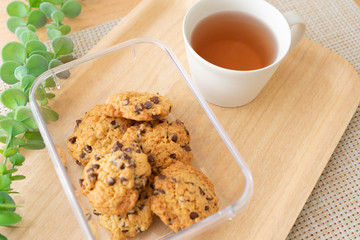 テーブルに乗った手作りクッキーと紅茶