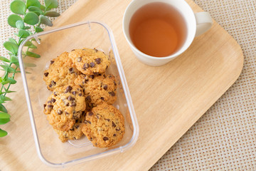 テーブルに乗った手作りクッキーと紅茶