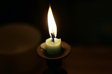 Obraz na płótnie Canvas burning candle in the dark