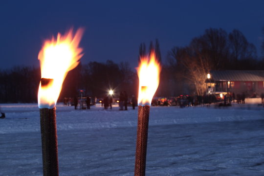 Fackeln im Winter - am See - Feiern auf Eis