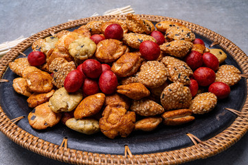 Tasty asian vegetarian appetizer, crunchy rice en peanuts snacks from Japan