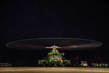 Śmigłowiec Mi-17, tuż przed startem w gwieździstą noc. Lotnisko Mirosławiec.  - obrazy, fototapety, plakaty