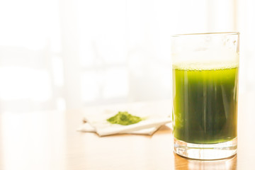 健康食品の大麦若葉青汁と粉