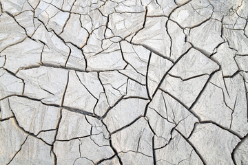 ausgetrockneter Boden als Folge mangelnden Regens - dried up soil due to lack of rain