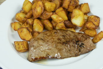steak de boeuf grillé et pommes de terre 