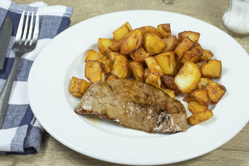 steak de boeuf grillé et pommes de terre 