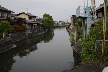 日本の住宅街の美しい川