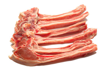 costillas y chuletas de cordero sobre fondo blanco