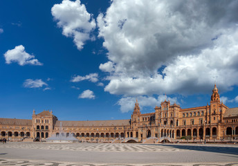 Fototapeta na wymiar Hermosa plaza de España de la ciudad de Sevilla, España