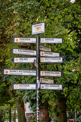 GDANSK, POLEN - 2017 AUGUST 25.Tourist signs with the name of cities. Odessa, Arhus, Kaliningrad, Brem, Vilnius, Rotterdam, St. Petersburg, Barcelona, Astana, Nika, Helsingor