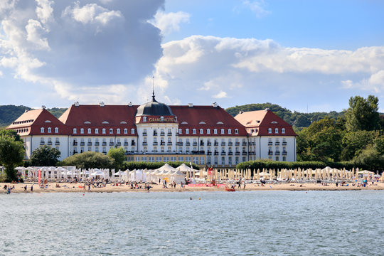 SOPOT, POLEN - 2017 AUGUST 25. Publick sandy beach and Grand Hotel in the background in Sopot.