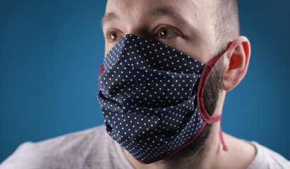 prävention - mann mit maske zum schutz