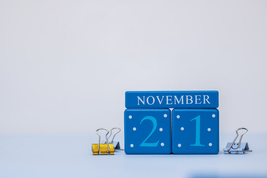 A calm scene with calendar blocks for 21 November