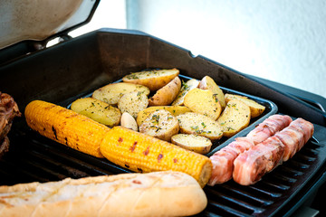 Kartoffeln, Mais, Feta im Speckmantel am Grill