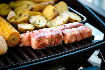 Kartoffeln, Mais, Feta im Speckmantel am Grill