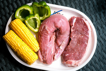 Rumpsteak, Schweinefilet, Maislkolben und Paprika