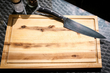 Holzbrett und Messer