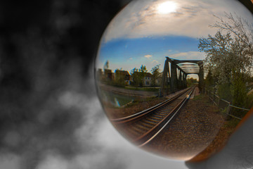 Eine Zugbrücke durch eine Glaskugel fotografiert und der Hintergrund ist in schwarz-weiß...