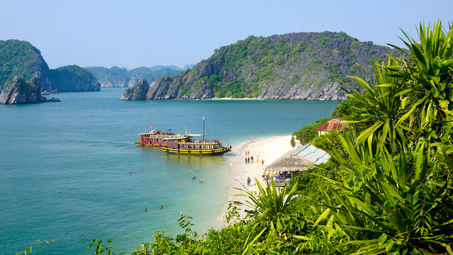 Vietnam, Hải Ph&ograve;ng, C&aacute;t Hải, Zwei Touristenboote ankern vor der Monkey Island in der Halong Bucht in Vietnam