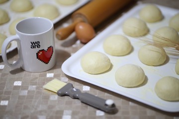 Panetti di impasto per pizza in lievitazione